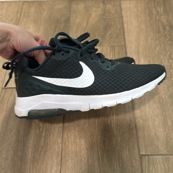 Hunter green Nike tennis shoes - Picture 4 of 6